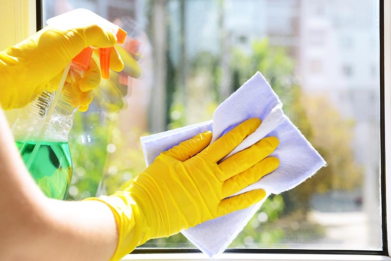 5 formas econômicas e rápidas de limpar vidro