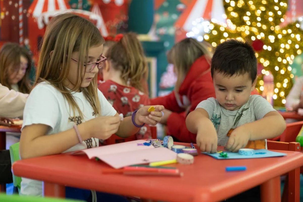 Algumas crianças estão na sala de aula enquanto participam de Atividades de Natal para Educação Infantil 2023