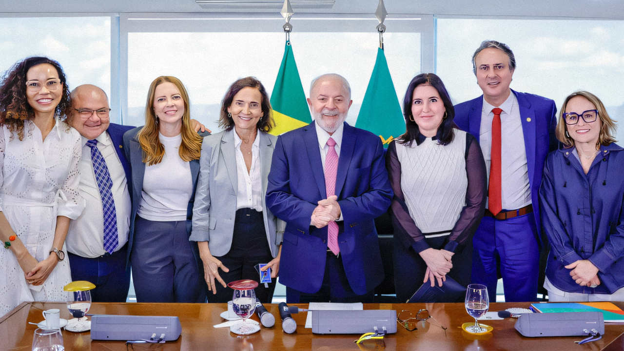 Presidente Lula e outros membros do governo sancionando lei que vai pagar para estudar em 2024