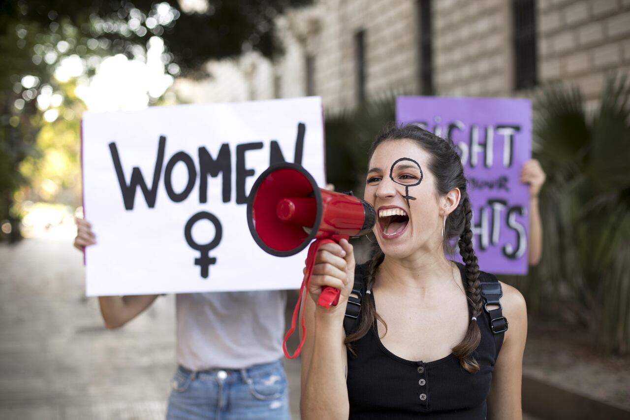 Mulheres protestam na defesa dos direitos das mulheres