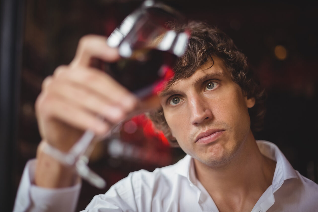 Sommelier analise aspecto do vinho
