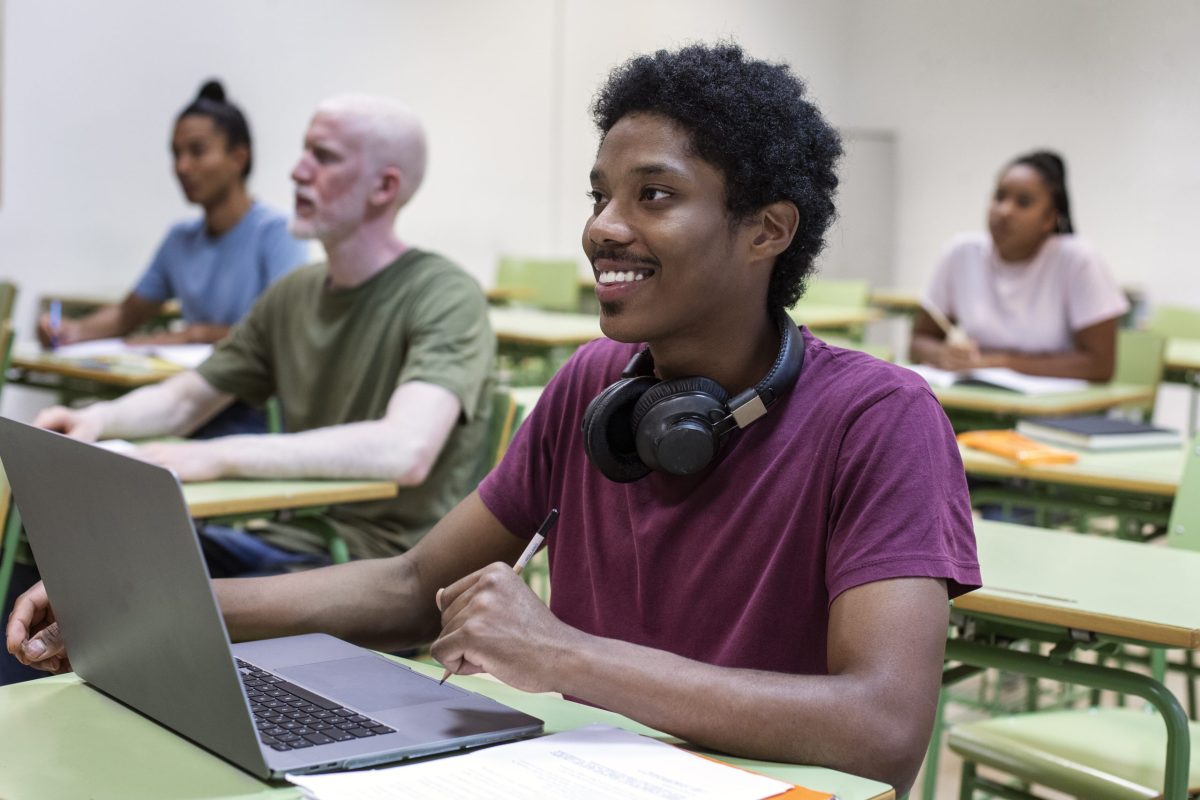 Jovem assistindo aula de curso