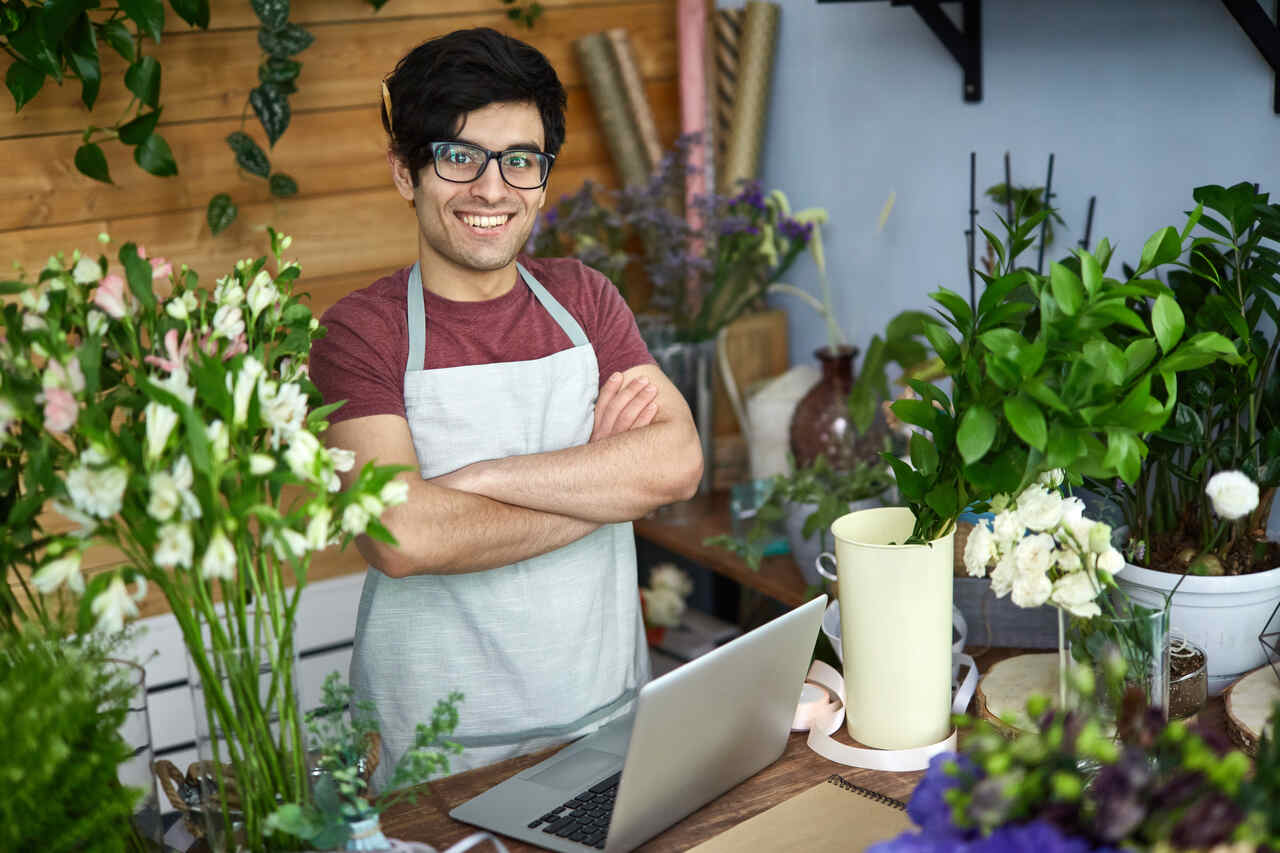 Microempreendedor posa em sua floricultura