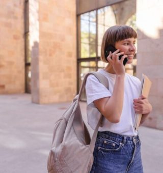 Uma mulher falando no celular entrando em contato com o Telefone ETEC 2025
