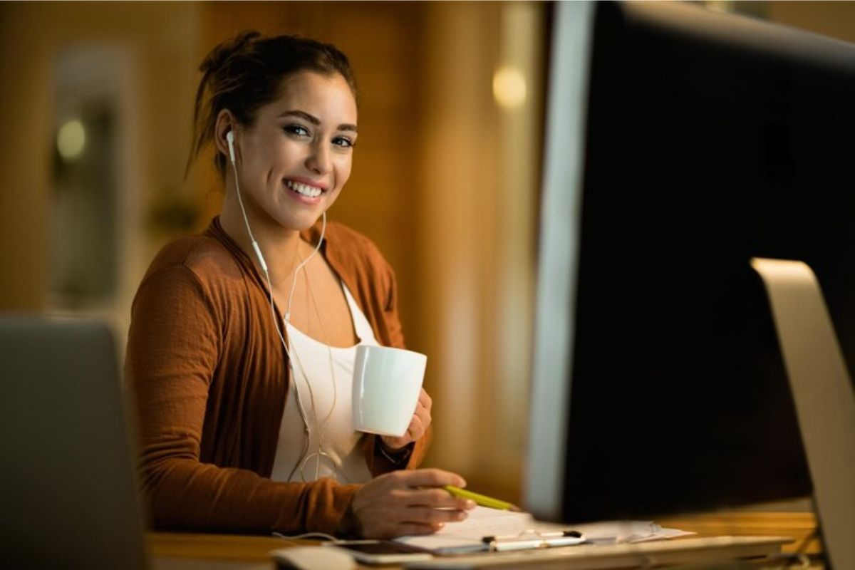 Uma menina sentada em frente ao seu computador, se inscreve no curso ETEC Administração 2025