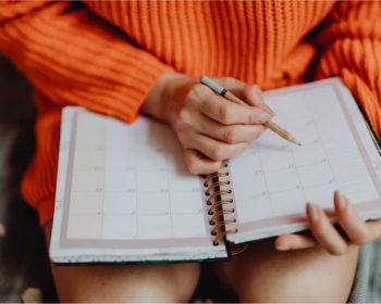Uma menina com um calendário na mão e um lápis anota quando abrem as Inscrições da ETEC 2025