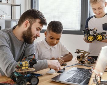 Crianças mexendo com robôs na matéria de Tecnologia e Inovação no Novo Ensino Médio