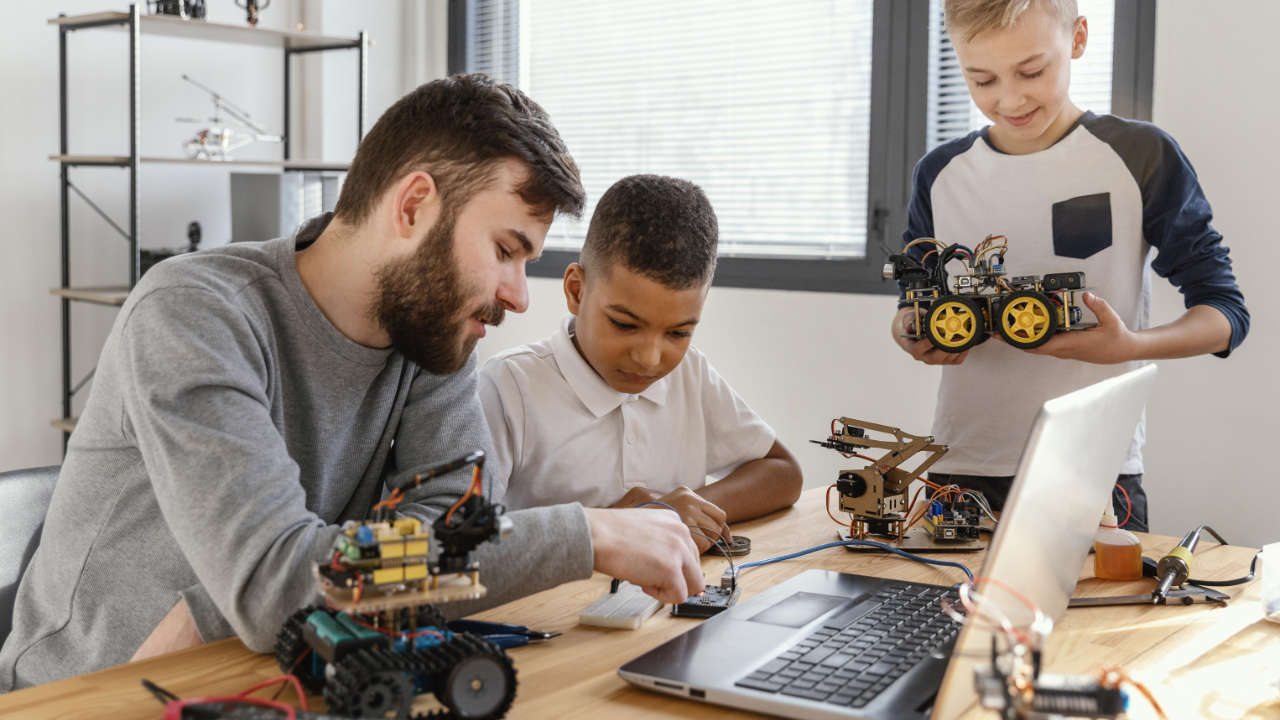 Crianças mexendo com robôs na matéria de Tecnologia e Inovação no Novo Ensino Médio