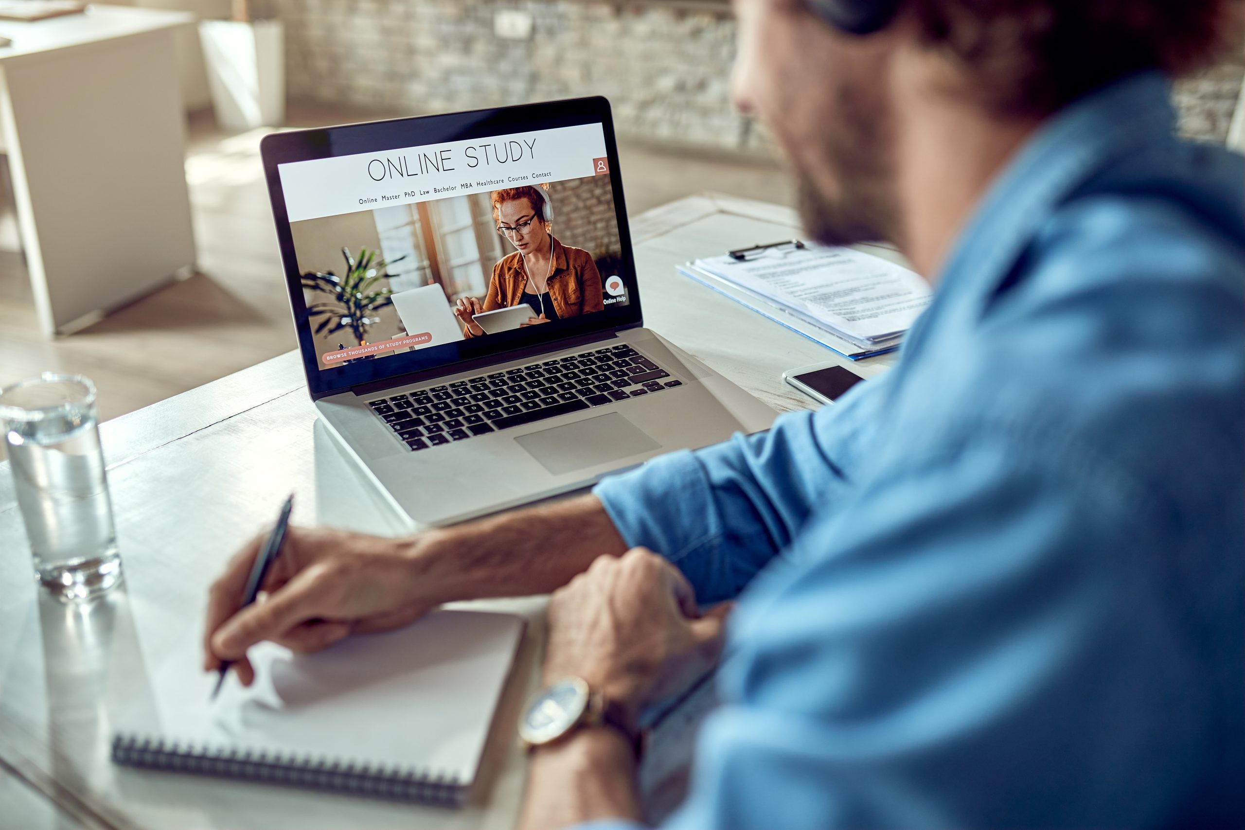 Homem assiste aula em ambiente virtual de estudo 