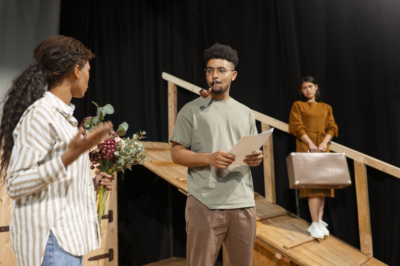 Estudantes de teatro ensaiam para peça teatral 