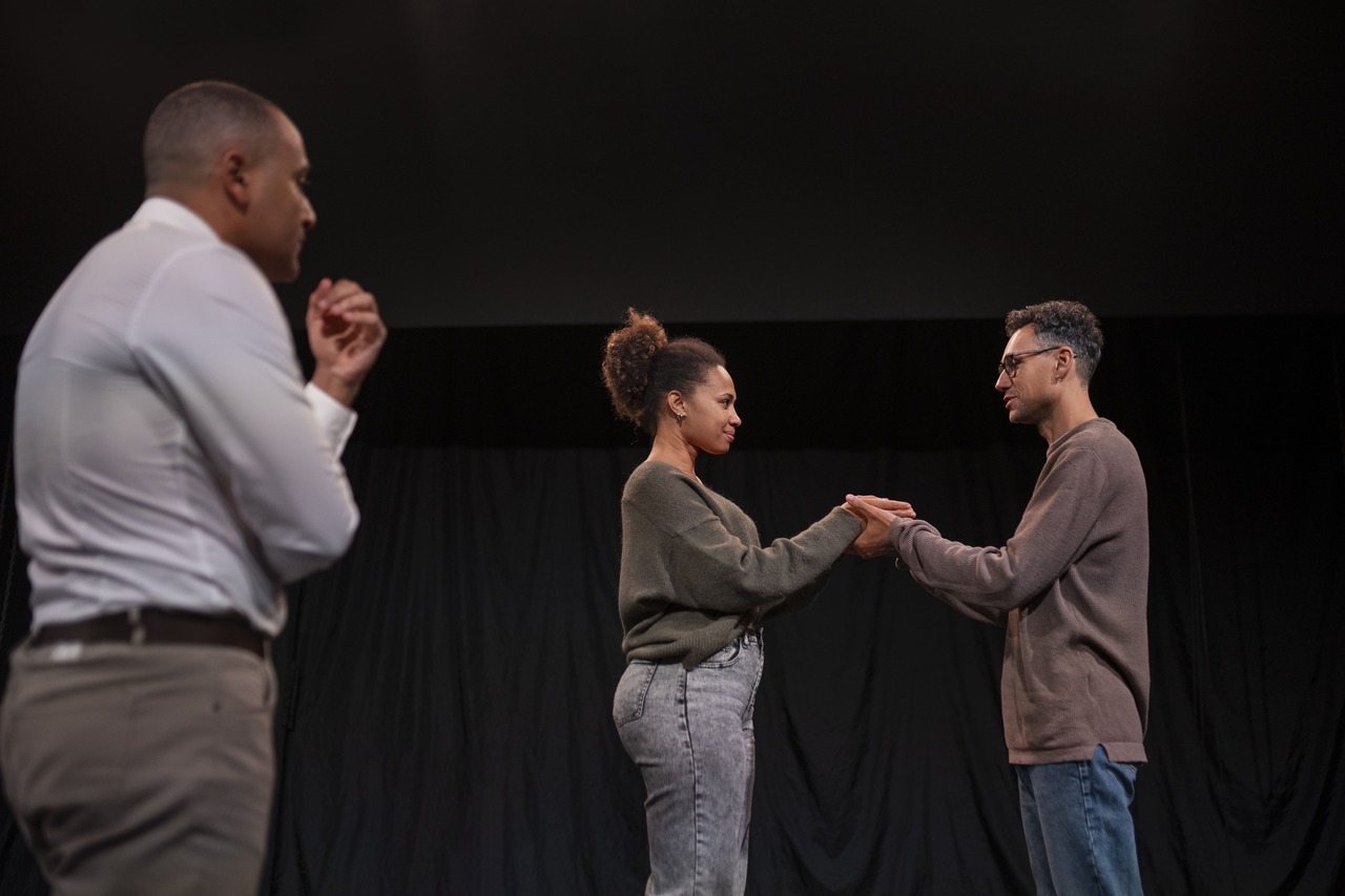 Professor de teatro oriente alunos em cena 