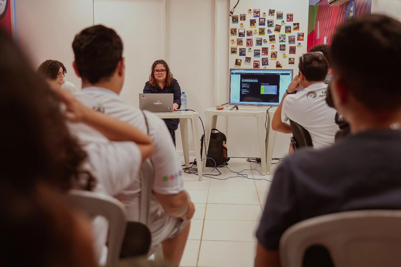 Professora dando aula de curso do programa Juventude Digital 