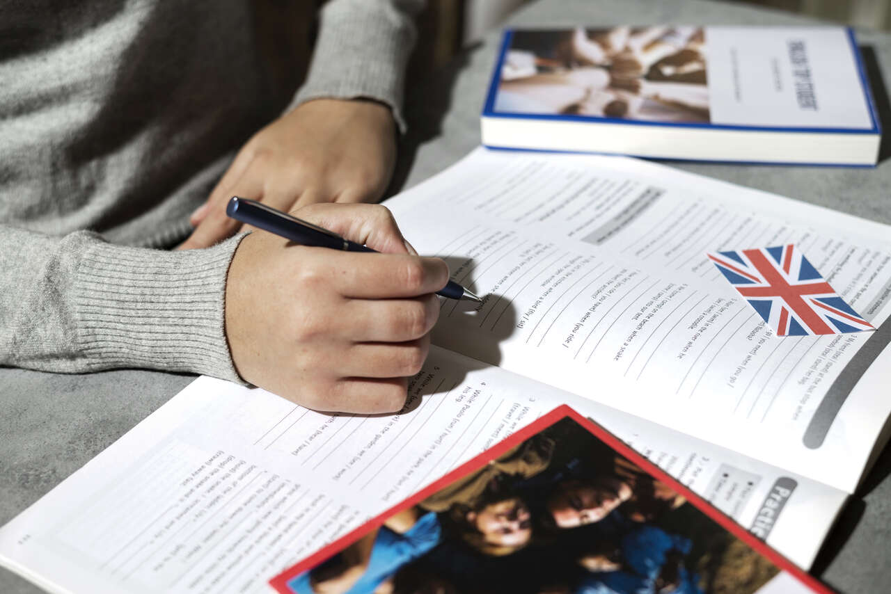 Jovem estudando inglês 