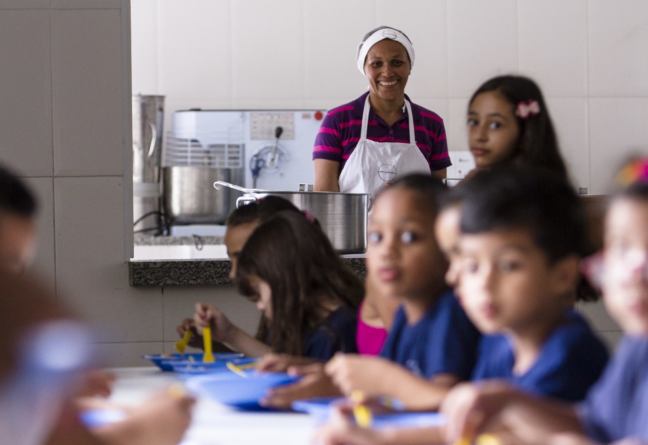 Alunos da rede estadual de São Paulo almoçando na escola 