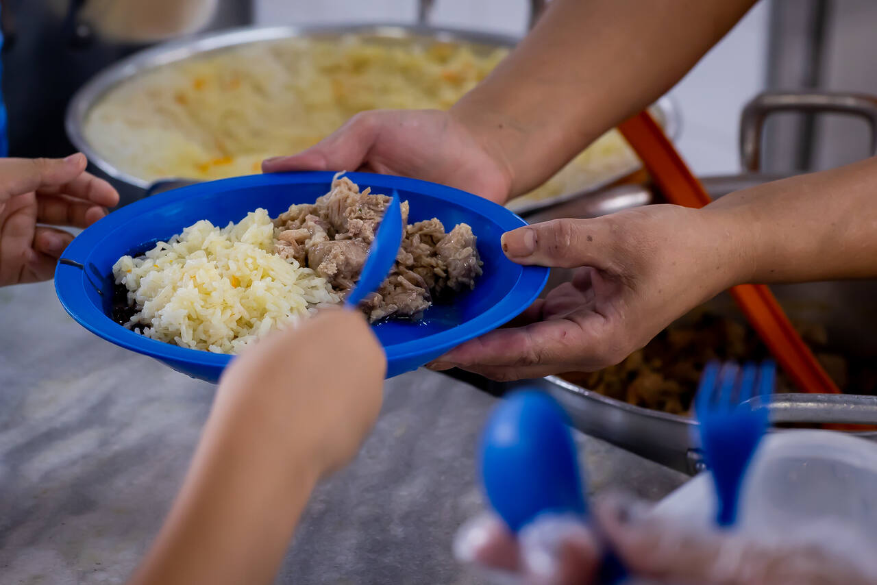 Criança recebe merenda escolar na rede estadual de ensino de São Paulo 