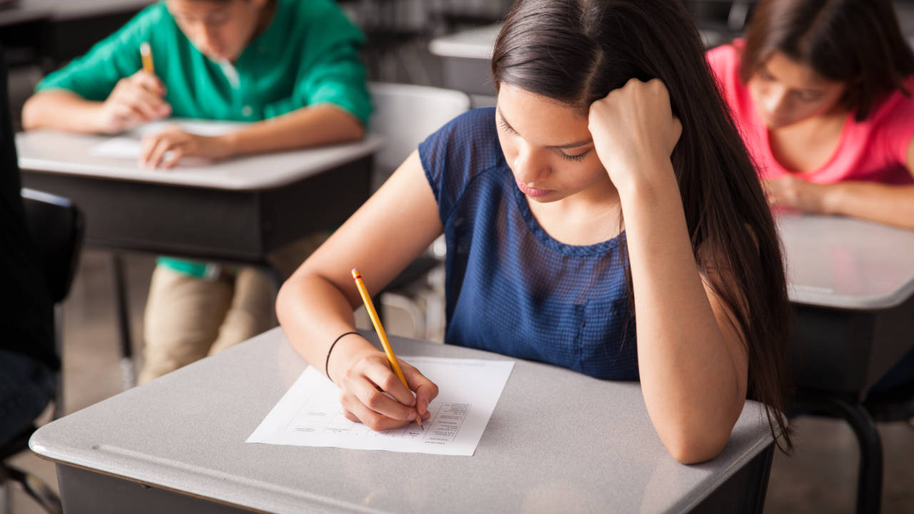 Estudante fazendo prova 