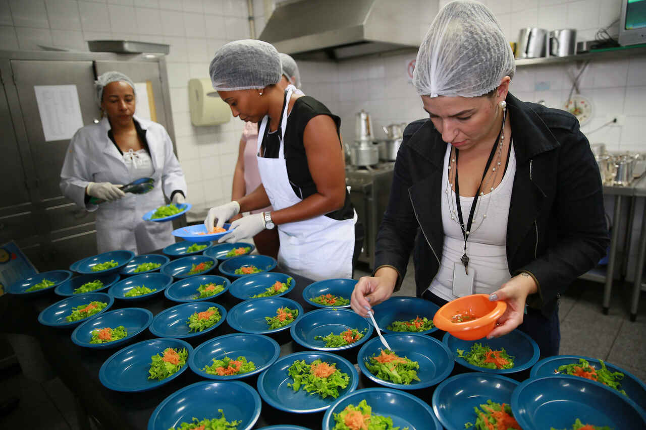 Funcionárias servem merenda escolar da rede estadual de ensino de São Paulo 