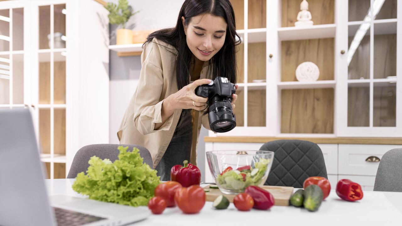 Jovem empresária faz fotos de uma salada 