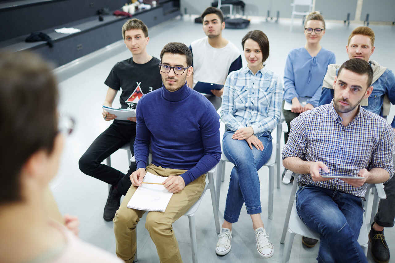 Professora da aula para grupo de estudantes 