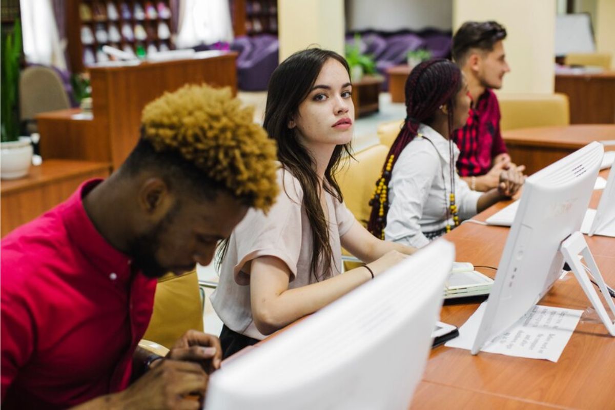 Estudantes em aula no laboratório de informática