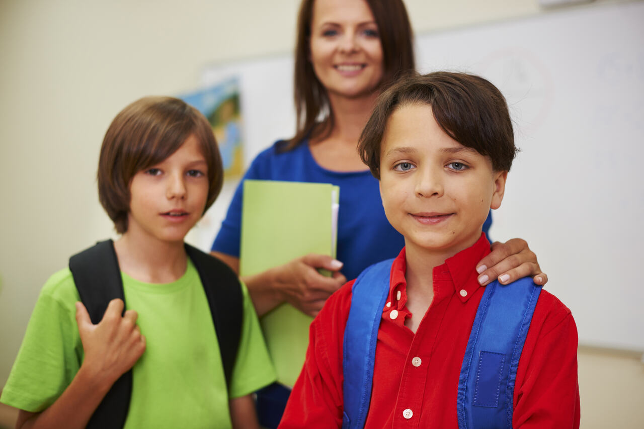 Professora posa com seus alunos