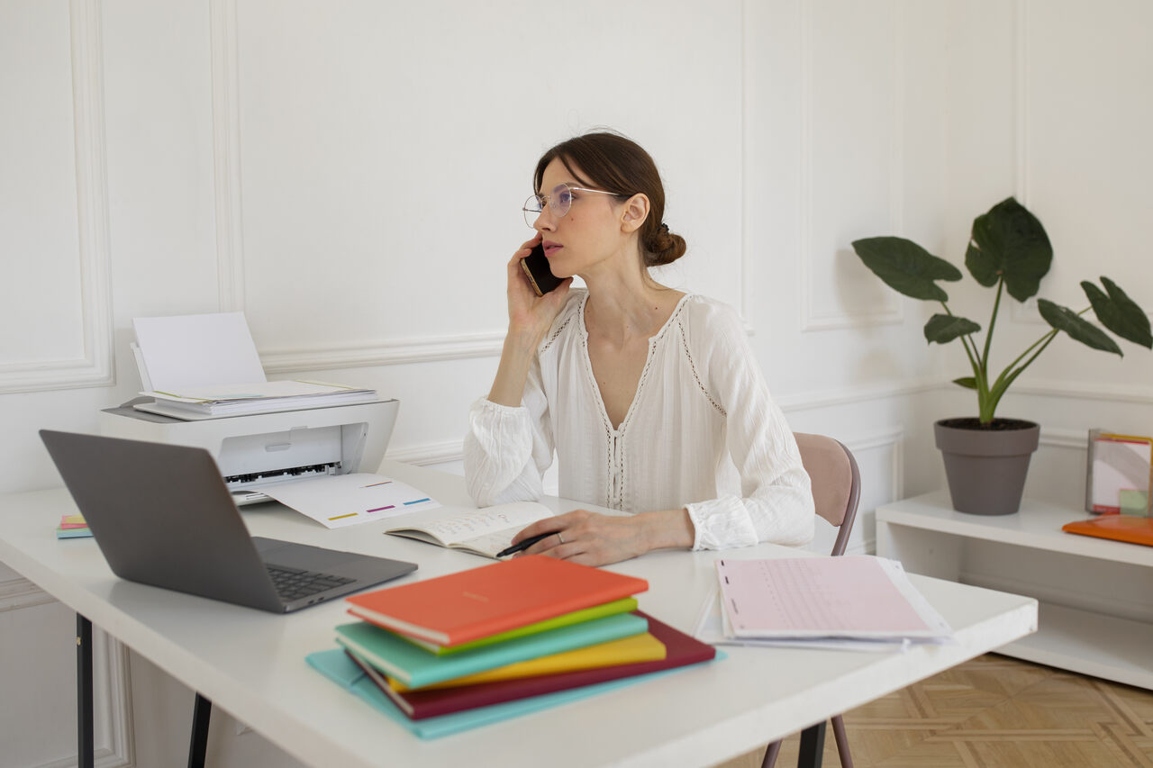 Secretaria trabalhando 