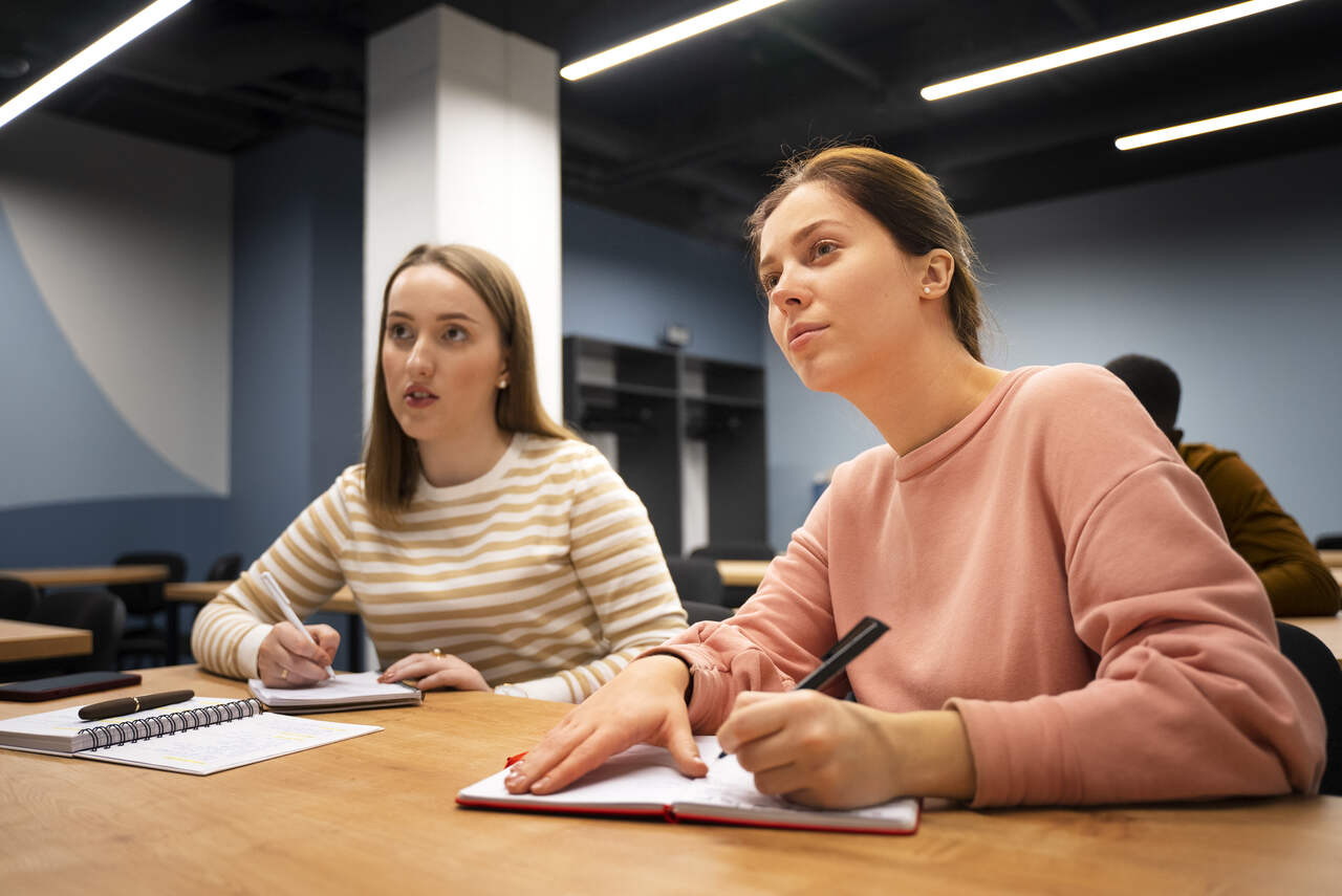 Universitárias assistem aula