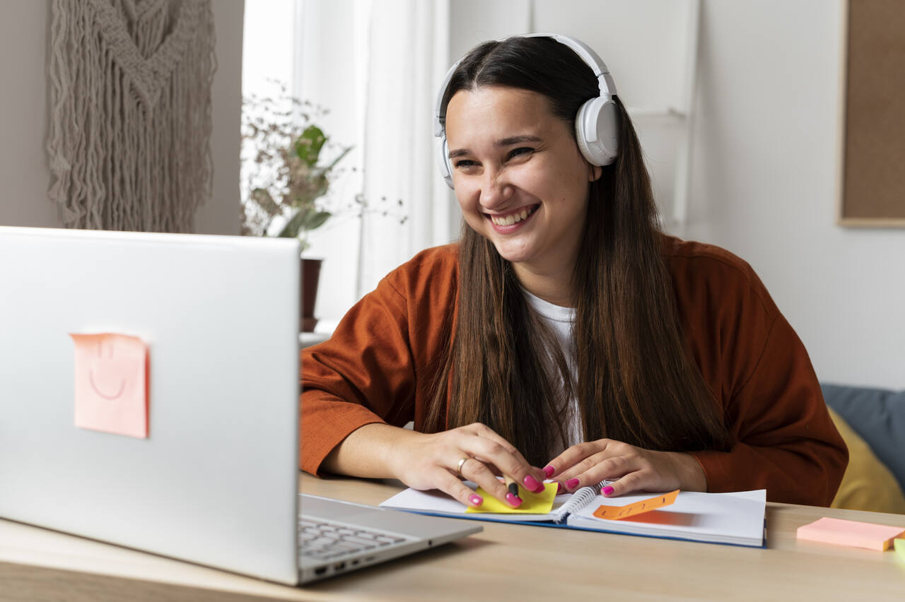 Adolescente assiste aula online 