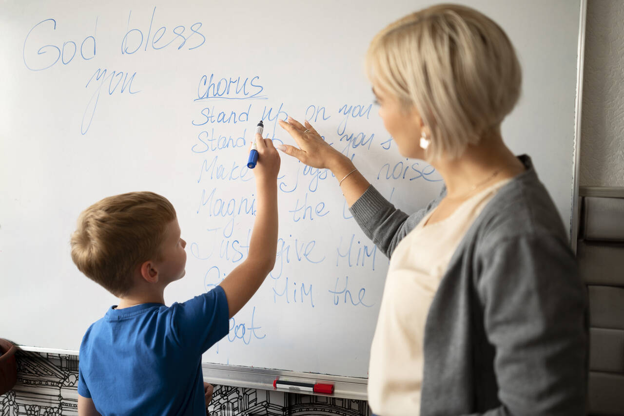 Professora ensina inglês para criança 